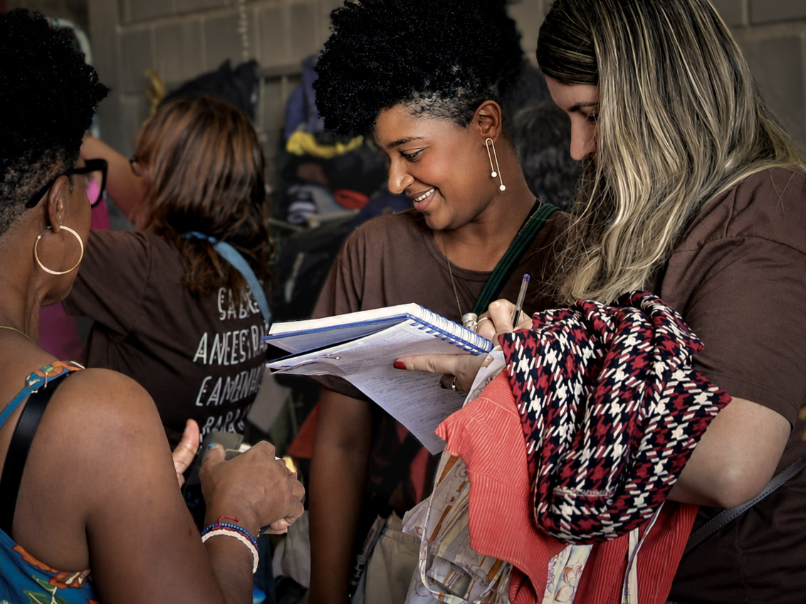 Pessoas participando do Bazar Beneficente Reconvexo do ITA
