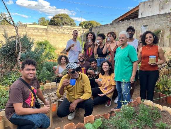 Turma de agroecologia reunida em uma horta